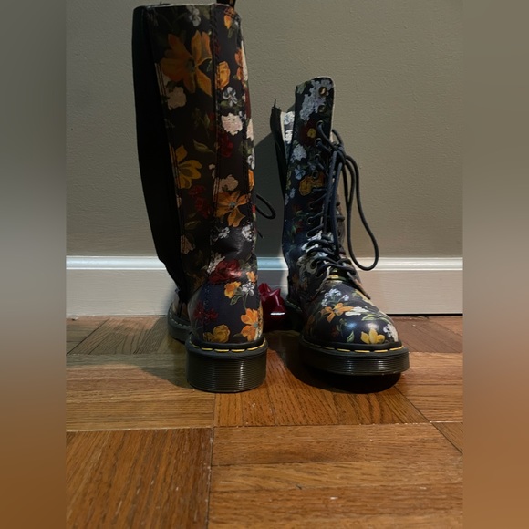 Dr. Martens flowers boots, women’s size 6 US flower print. Original. - Picture 3 of 11